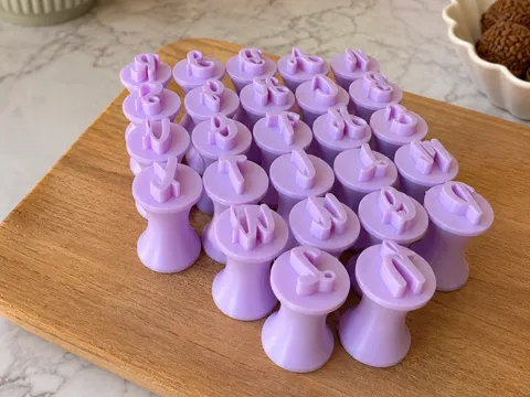 Modelo para impresión 3D: Kit Carimbo Alfabeto Cursivo para Brigadeiros — referencia de MakerWorld
