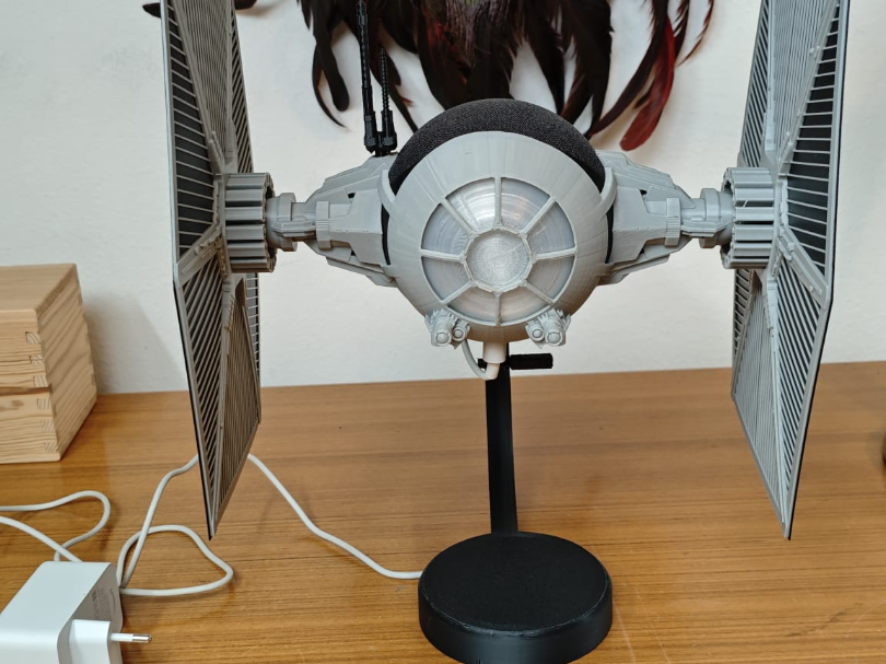 Supporto Echo Dot 5 TIE Fighter in volo