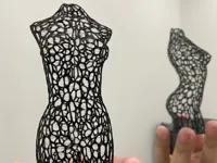 Sculpture voronoï silhouette féminine — photo 1