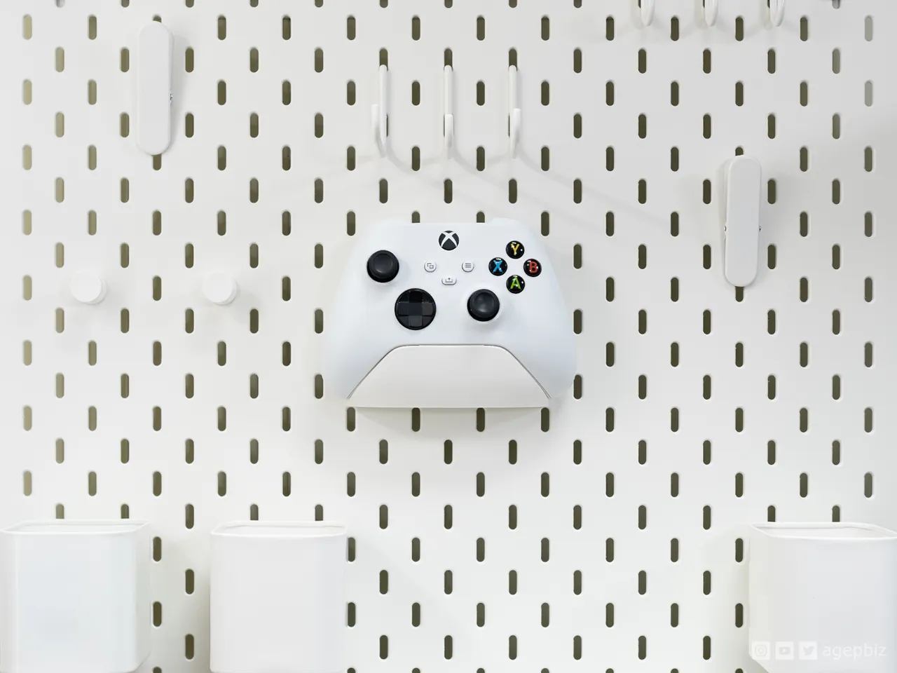 Xbox Controller Stand for IKEA SKÅDIS Pegboard view 2