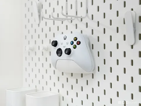 Xbox Controller Stand for IKEA SKÅDIS Pegboard view 3
