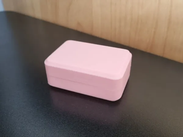 Boîte compacte à couvercle, ouverture par pièce