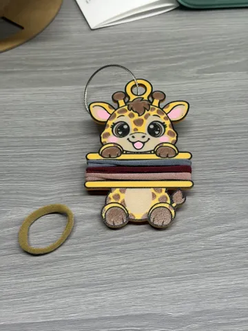 Accesorio para sujetar ligas de cabello: Giraffe Hair Tie Holder Keychain — vista de referencia 3