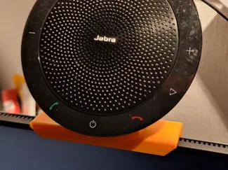 Jabra Speak Halter auf geradem Monitor