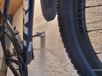 Carbon frame bicycle wall mount