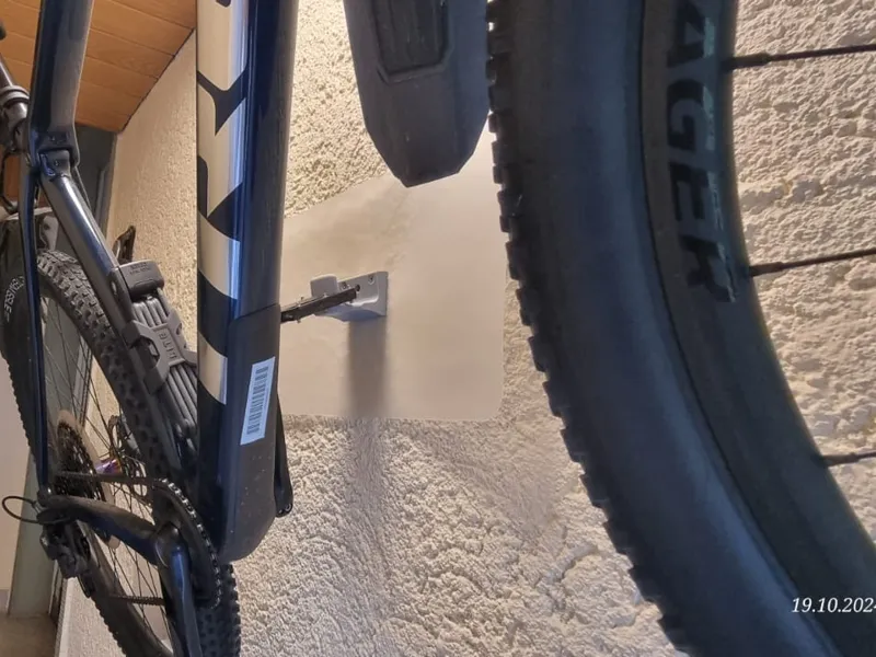 Carbon frame bicycle wall mount