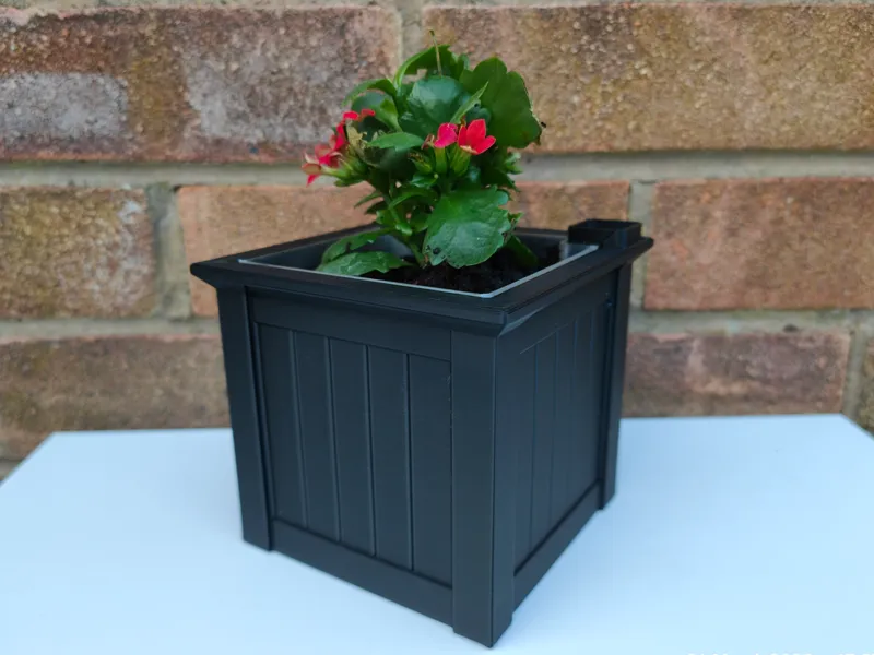 Self watering planter with water level indicator