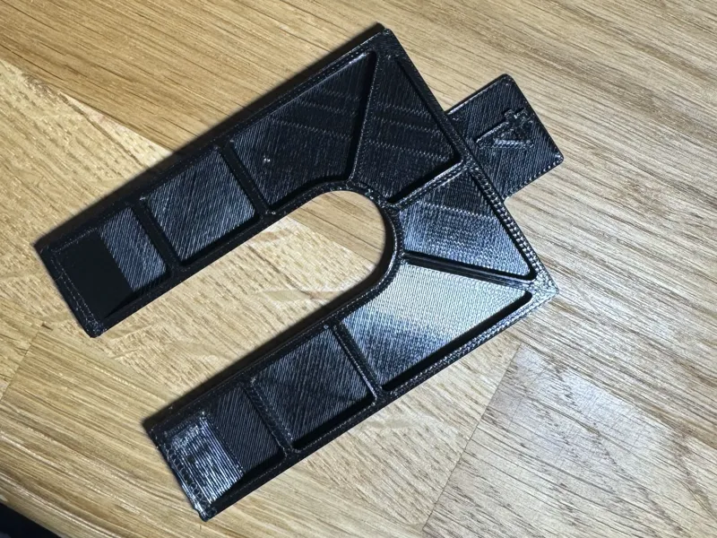 Height-adjustable leveling wedge with Indicator