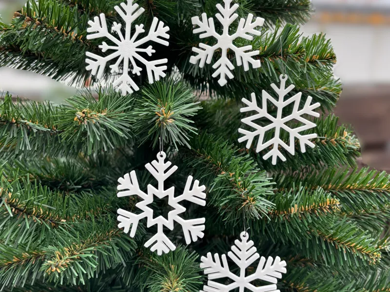 Weihnachtsbaum Schneeflocken flach