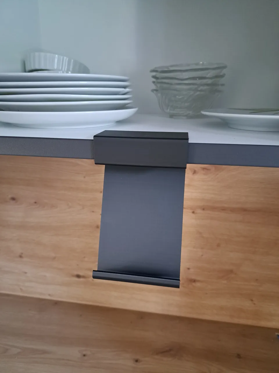 Handyhalter für Küchenschrank view 3