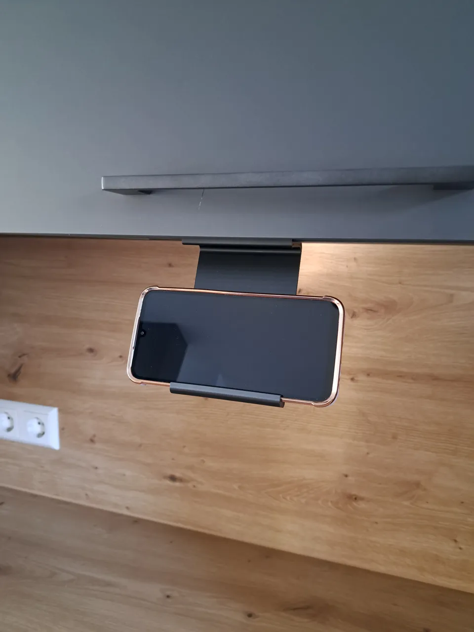 Handyhalter für Küchenschrank view 4