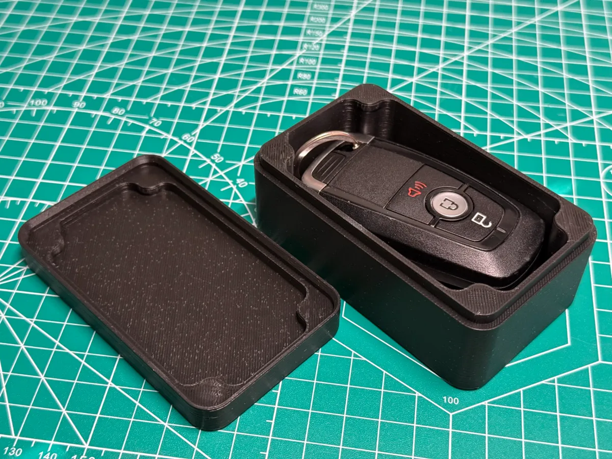 Boîte magnétique cache-clés pour voiture