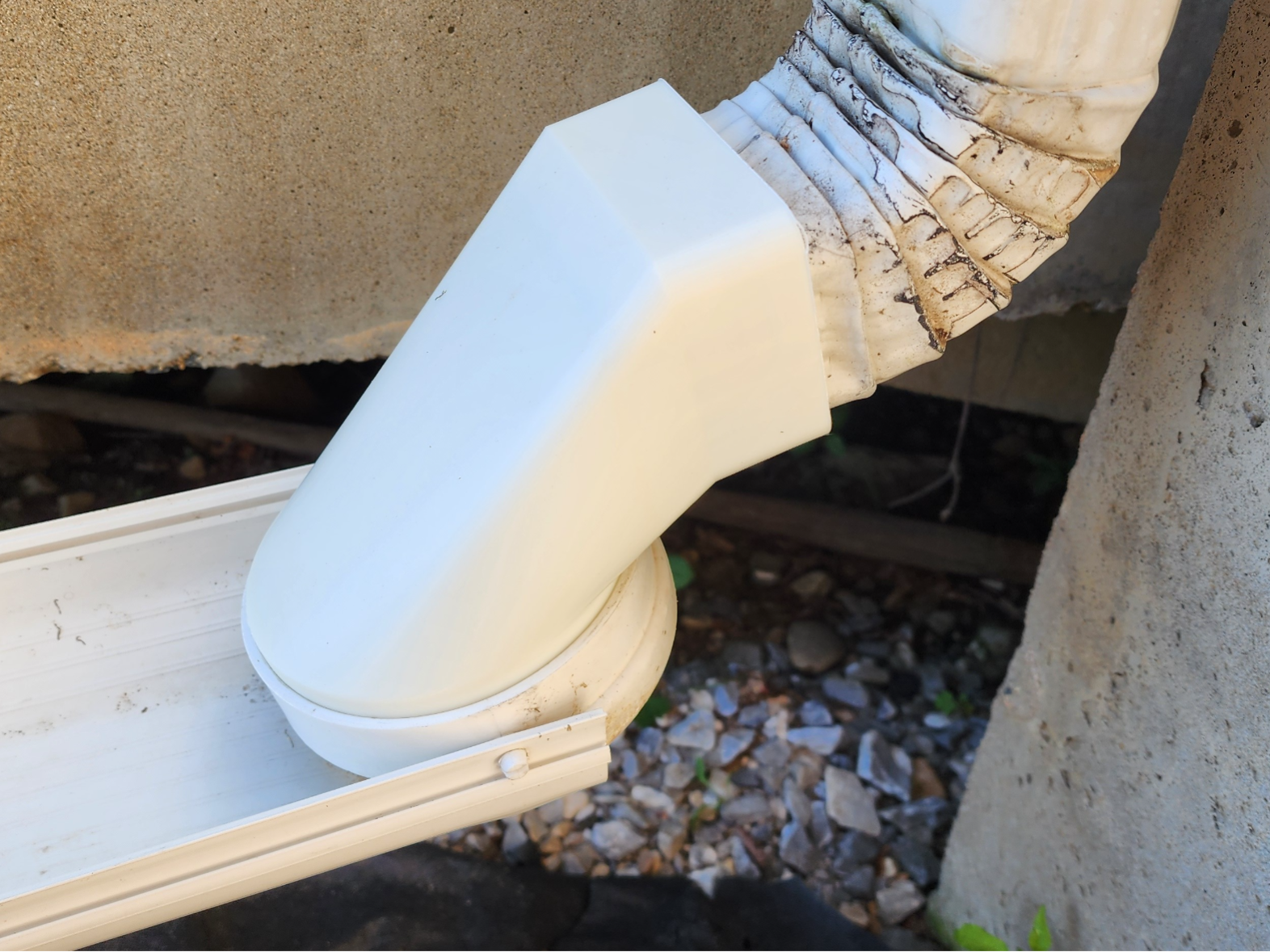 Downspout Adapter 90 Deg (Rectangular to Round)