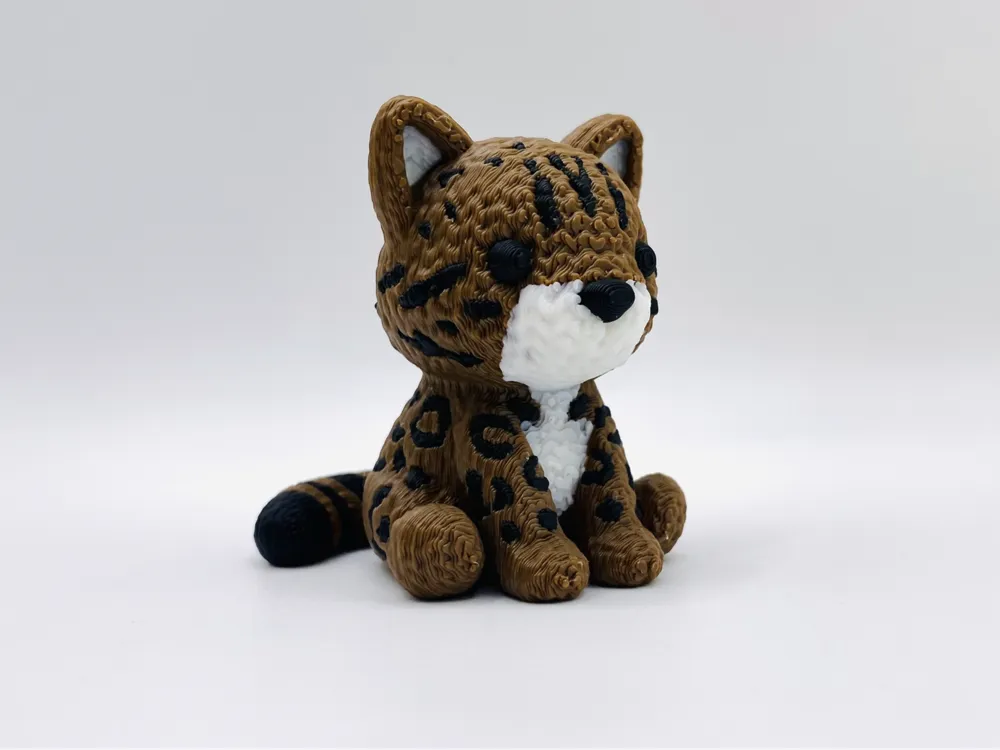 Letrero o emblema decorativo: Knitted Bengal Cat. Referencia del modelo original.