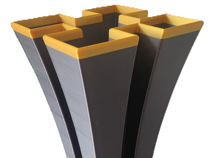 vase avec des formes cares