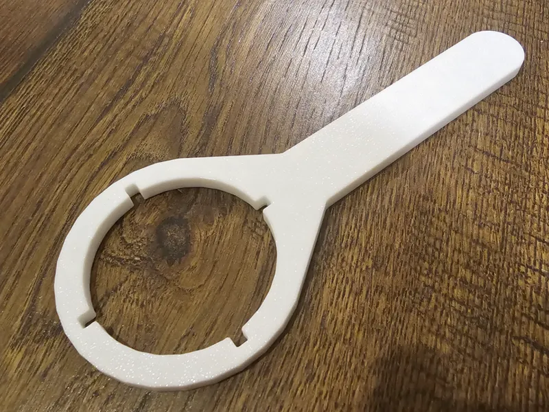 Customizable wrench for a water filter