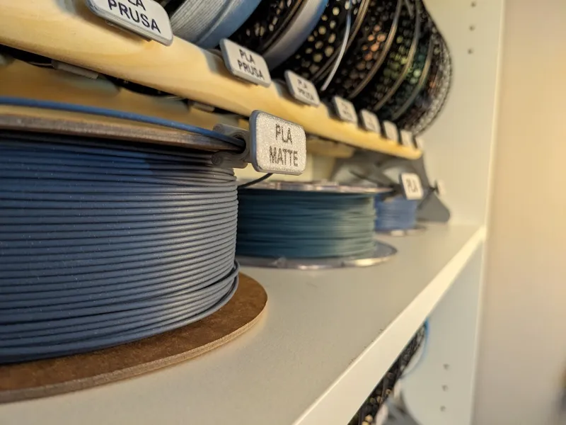 Spool edge label clip