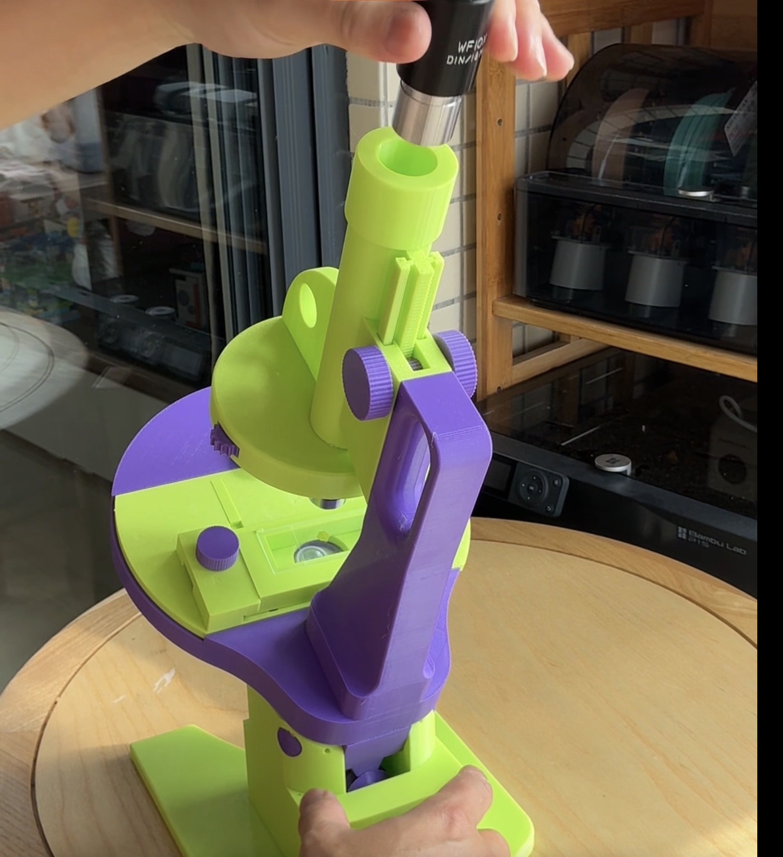 Miniatura 1 do modelo 3D 可调节光学显微镜