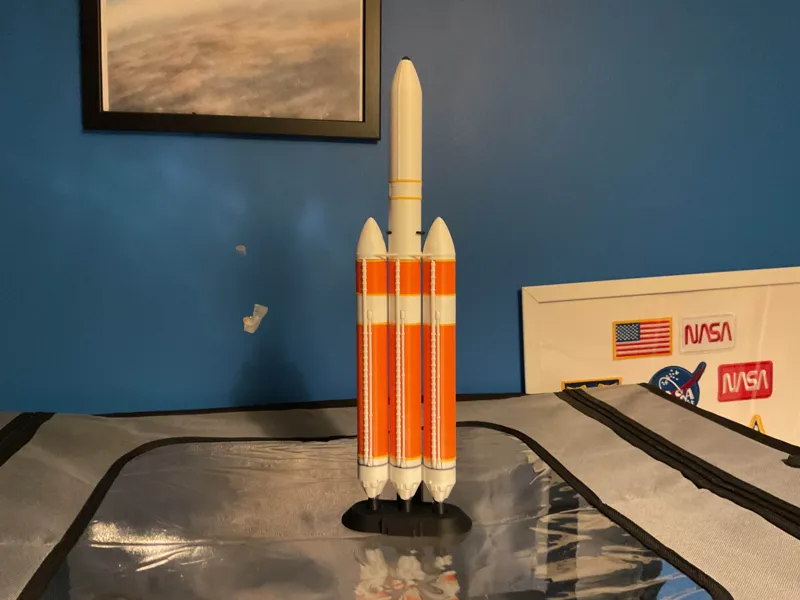 1:200 Scale Delta IV Heavy Rocket