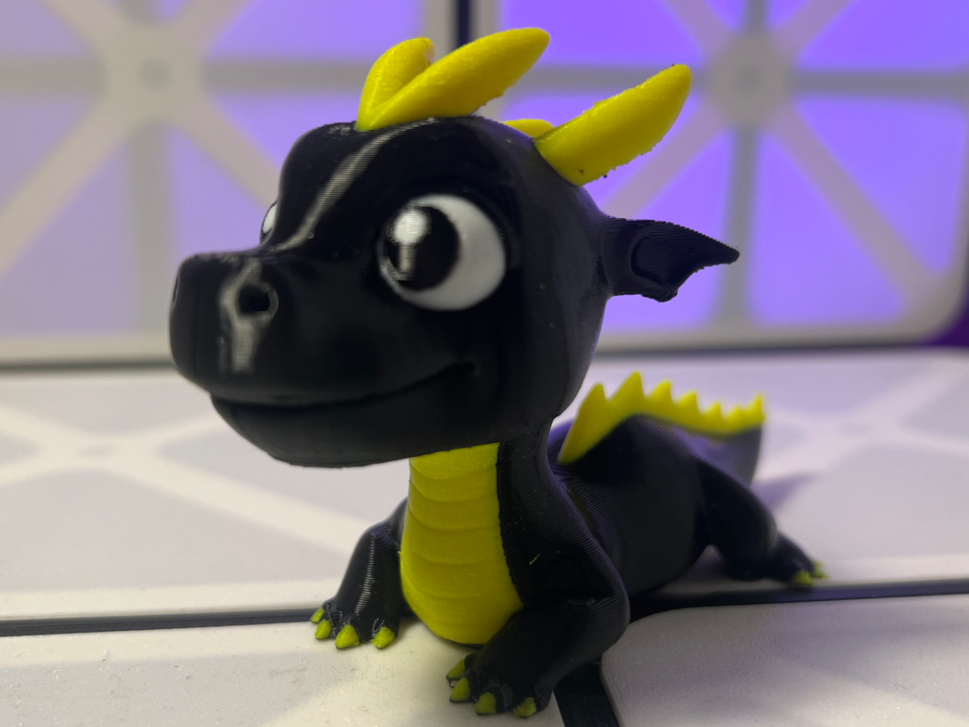 Süßer Drache mit großen Augen