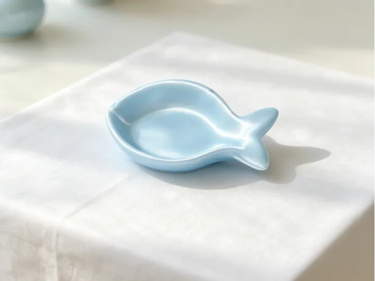 A small fish storage tray with a silk-like texture