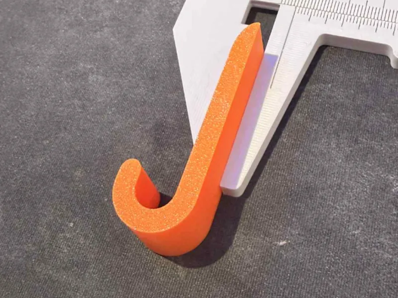 Small coat hanger for wallmount