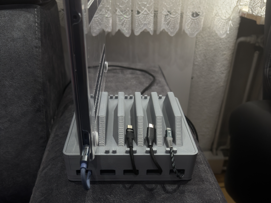 Tablet & Smartphone Charging Station