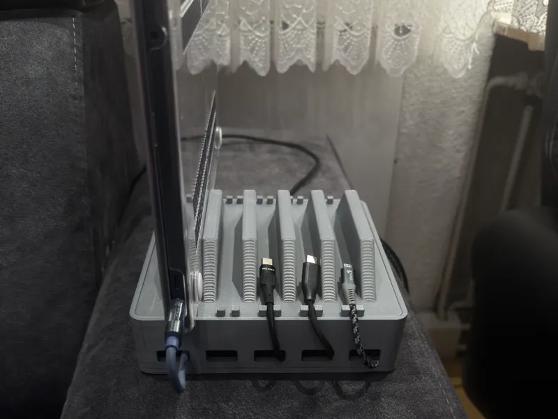 Tablet & Smartphone Charging Station
