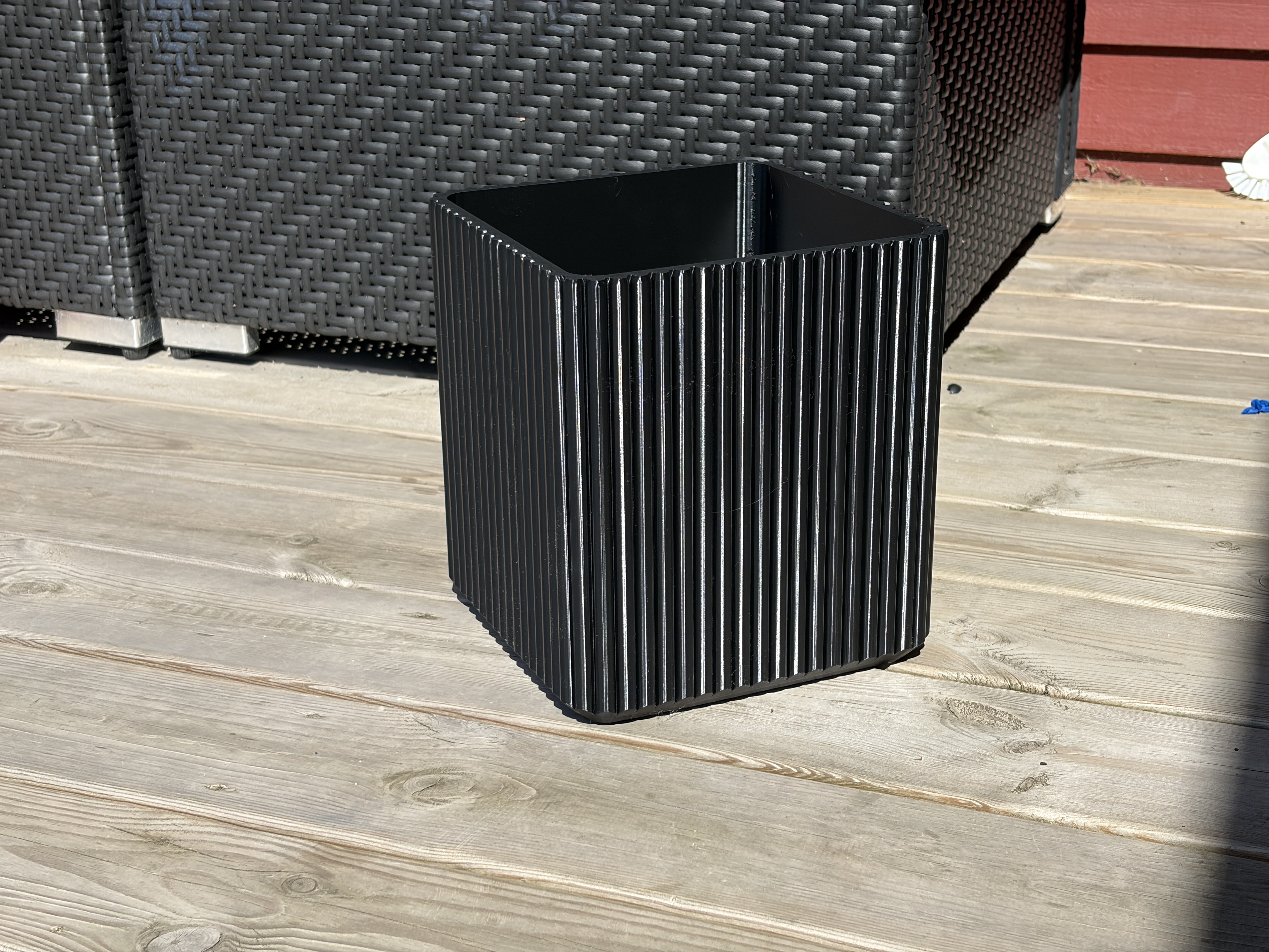 Miniatura 1 do modelo 3D Ribbed and Sturdy Minimalist Trash Can – Full Size