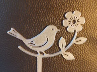 Zauberhafter Blumenstecker Vogel auf Blüte