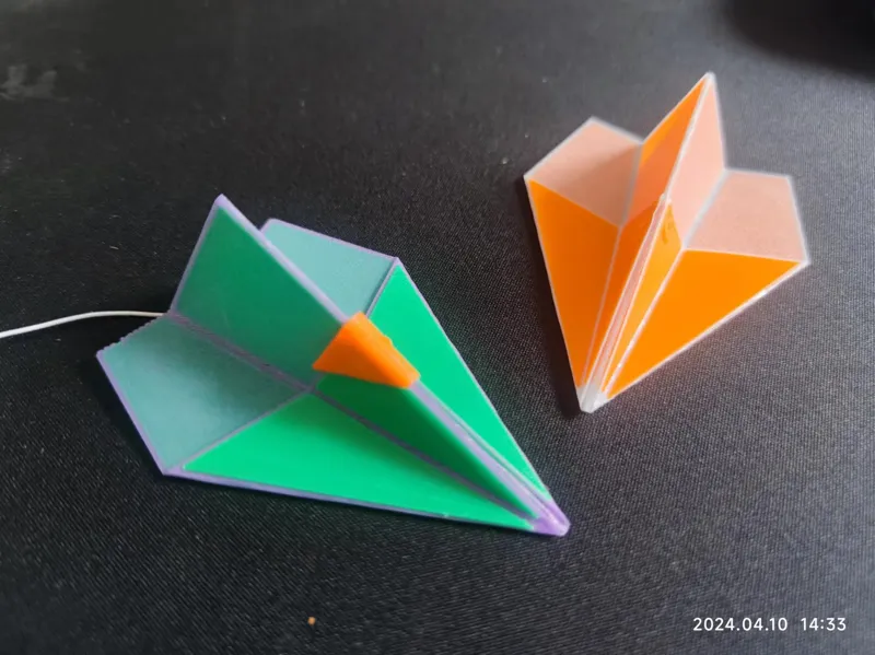 纸飞机挂件 Paper airplane pendant.