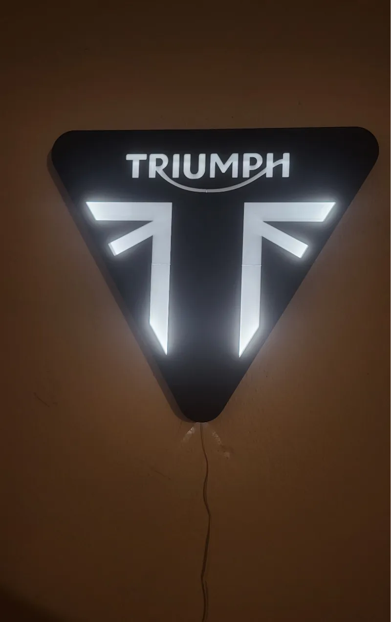 Triumph lightbox on the wall/ svitici logo na zed