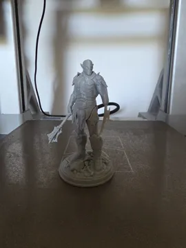 Figura decorativa: Azog the Defiler – Pale Orc Commander — vista de referencia 3