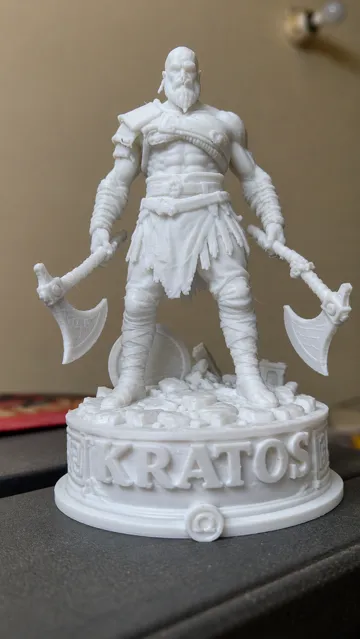 Letrero o emblema decorativo: Kratos – Muscular Heroic Stance — vista de referencia 3