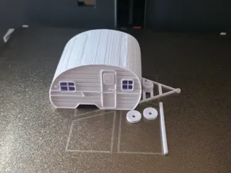 Kleiner Deko-Wohnwagen