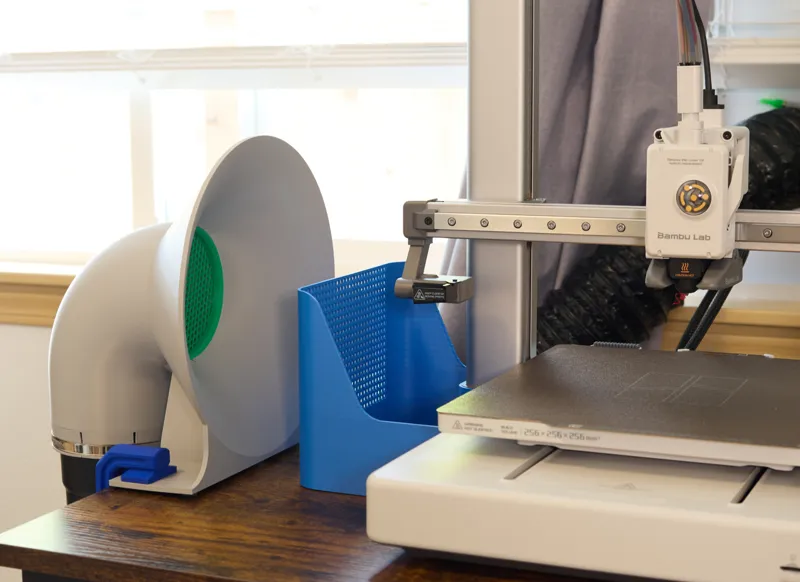 Low-warp desk mounted printer exhaust