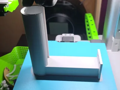 Vertical paper towel holder