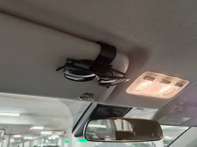 Sunglasses clip for car visor