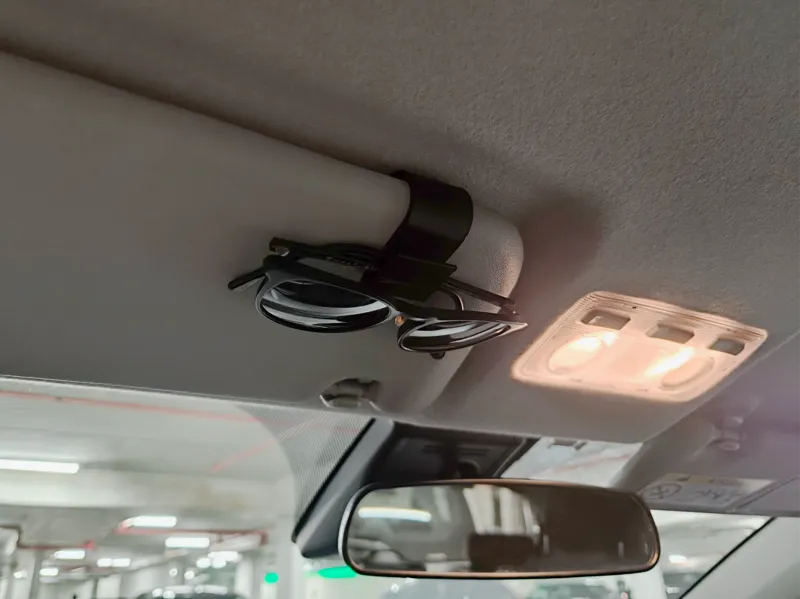Sunglasses clip for car visor