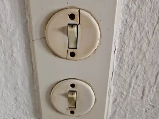 Schalterdeckel und Rahmen aus Unbekannter Serie