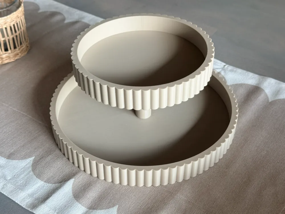 Soporte: Two-Tier Scalloped Serving Stand. Referencia del modelo original.