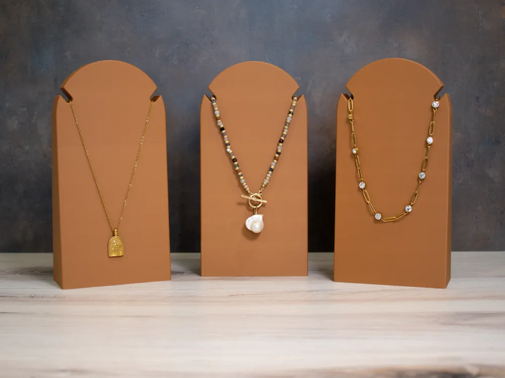 Dije o accesorio de collar: Necklace Display Stand. Referencia del modelo original.