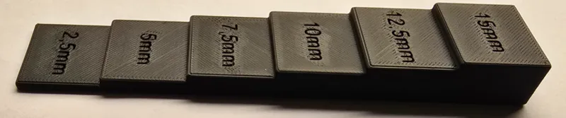 Hightadjuster for scraperblade on snowblowers