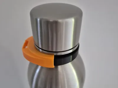 Bottle carrying clip