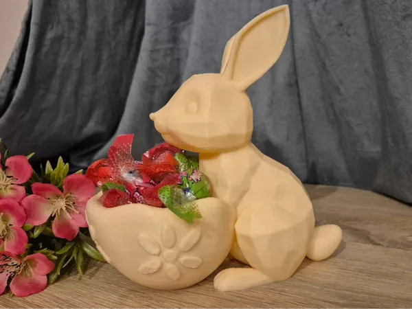 Lapin de Pâques avec coupelle