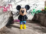 Фигурка на Mickey Mouse в уличен стил