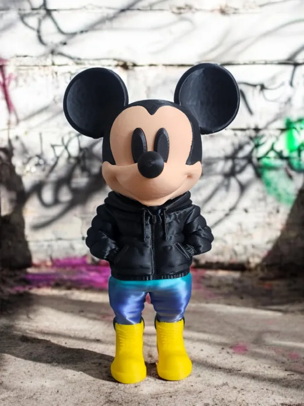 Фигурка на Mickey Mouse в уличен стил