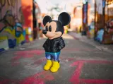 Фигурка на Mickey Mouse в уличен стил