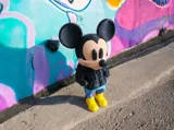 Фигурка на Mickey Mouse в уличен стил
