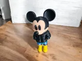 Фигурка на Mickey Mouse в уличен стил